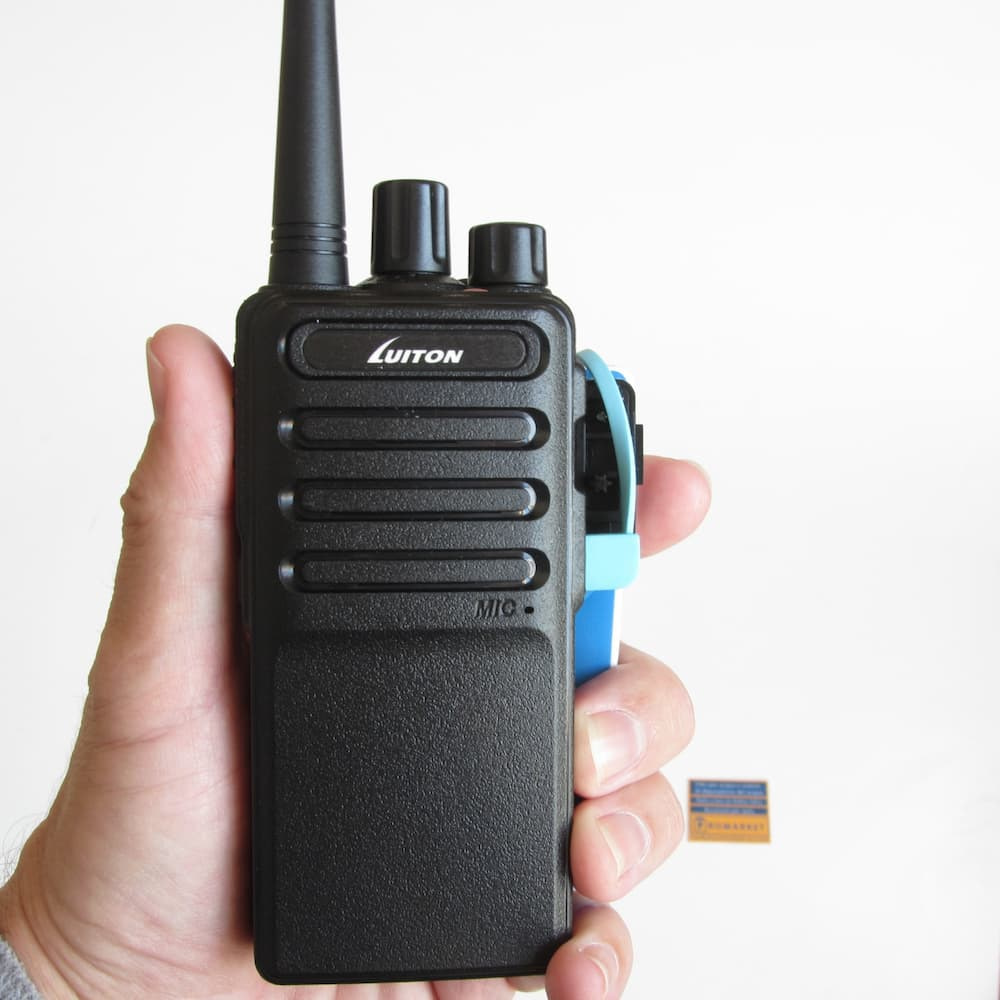 La radio PMR 446 Luiton LT-458 viene ricaricata dal compatto Power Bank mini-USB di Midland